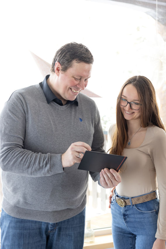 Martin Rattensberger und Kollegin betrachten ein Tablet