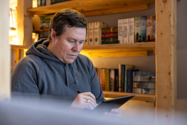 Martin Rattensberger bei der Arbeit mit Tablet