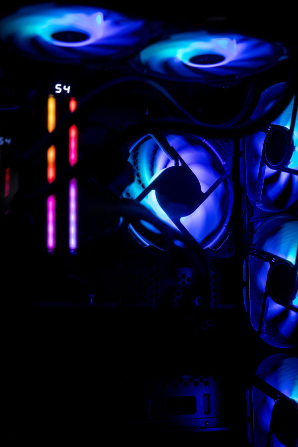 Technologie-Setup mit blauem Licht